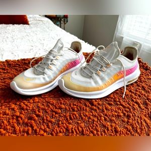 Women’s Nike sneakers/tennis shoes sz 8